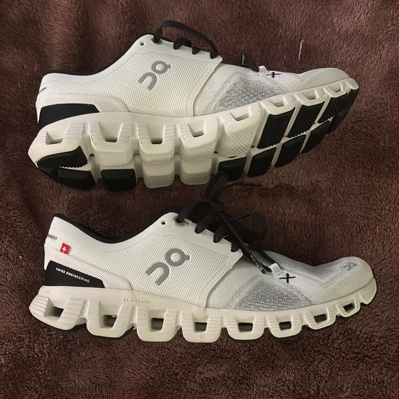 On cloud white and black shoes - Picture 2 of 2